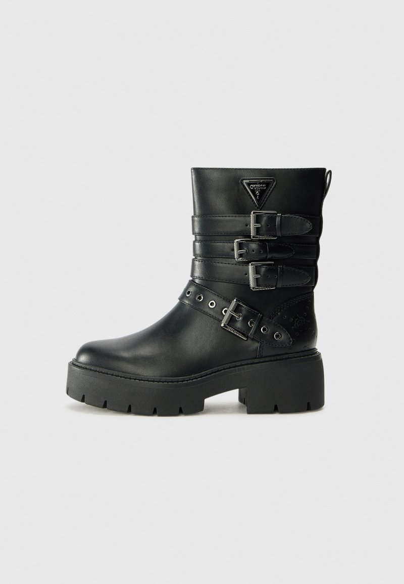 Svarte lær ankle boots med tre spente stropper, teksturerte detaljer, tykk gummisåle og en triangel-logo på forsiden.