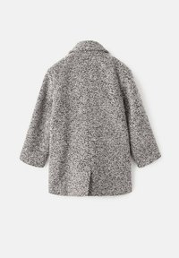 Sivko-belo herringbone vzorovano volneno plašč s dolgimi rokavi in središnjim odprtinom na hrbtu, prikazano s hrbtne strani na beli podlagi.