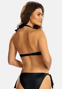 Czarny komplet bikini z wiązaniem na szyi i regulowanymi bokami, wykonany z gładkiego, błyszczącego materiału o minimalistycznym designie.