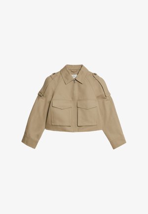 Beige cropped Jacke mit strukturiertem Kragen, zwei vorderen Taschen, Schulterakzenten und Reißverschluss, aus einem glatten Stoff gefertigt.