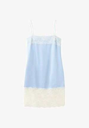 Jasnoniebieska sukienka na cienkich ramiączkach, z białą koronkową lamówką na górze i u dołu.
