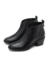 Mustad mustad nahast ankle bootsidega, millel on terav nina ja kaldu blokk-kand. Omab ribakujulisi elastseid külgteile ja taga tõmbeaasat mugavaks jalga panemiseks.