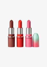 Tre leppestifter med matt finish: mørkebrun, lys rød og pastellrosa. Emballasjen har runde former og sølvdetaljer, med en gradienttopp på den rosa.