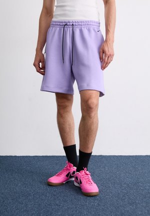 DYE - Shorts - hydrangeas/black