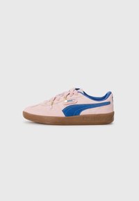 Sneaker in suede rosa con dettagli blu, suola in gomma testurizzata e chiusura con lacci. Presenta un marchio sul lato e elementi decorativi sui lacci.