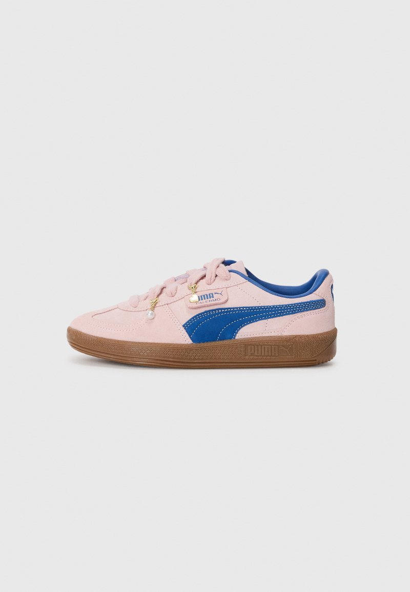 Sneaker in suede rosa con dettagli blu, suola in gomma testurizzata e chiusura con lacci. Presenta un marchio sul lato e elementi decorativi sui lacci.