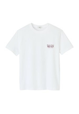 T-shirt en coton blanc à manches courtes, arborant une petite impression en rouge et noir sur la poitrine gauche, indiquant "Honey bear BRUNCH (8H-14H)".