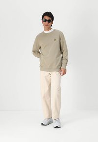 Lyle & Scott CREW NECK - Melegítőfelső - sage