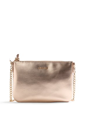 Petit sac pochette métallisé rose gold avec une chaîne dorée et une fermeture éclair, affichant le logo "GIOSEPPO" sur le devant.