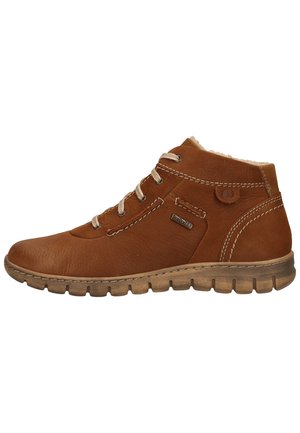 Bottines en cuir tan avec des lacets beiges, surface texturée, bout rond et semelle en caoutchouc avec un motif de relief prononcé.