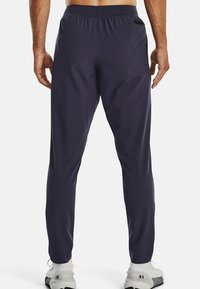 Pantalones jogger azul marino con cintura elástica, bolsillos laterales y piernas ajustadas. Fabricados en un material ligero y suave.