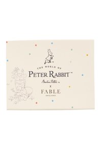 Valkoinen kortti, jossa on värikkäitä pisteitä, mustia kuvastoja Peter Rabbitista ja kukista, sekä teksti "The World of Peter Rabbit" ja brändäys.