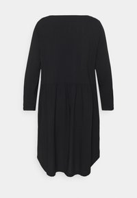 Abito nero a maniche lunghe con scollatura rotonda, vita arricciata e orlo leggermente svasato, realizzato in un tessuto morbido e leggero.