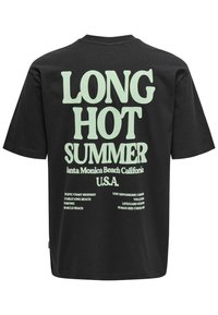 Czarny bawełniany t-shirt z dużym miętowym tekstem, na którym widnieje napis "DŁUGIE GORĄCE LATO" oraz szczegóły dotyczące plaży Santa Monica w Kalifornii.