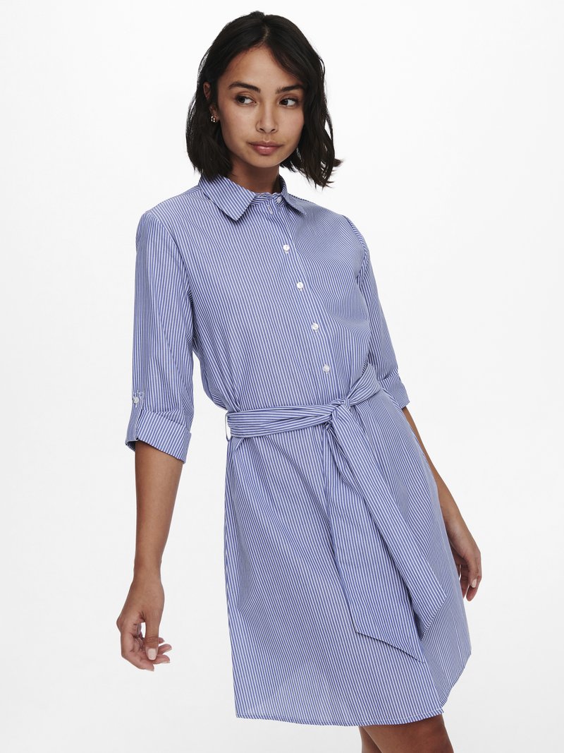 Robe chemise à rayures bleues et blanches avec un col, un devant boutonné et des manches retroussées. Comprend une ceinture assortie à la taille.