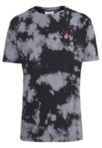 Czarny i szary T-shirt tie-dye wykonany z bawełny, z okrągłym dekoltem i małym czerwonym trójkątnym logo na lewej piersi.