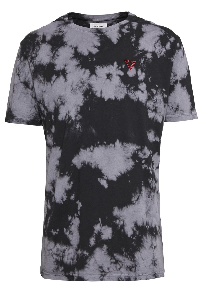Czarny i szary T-shirt tie-dye wykonany z bawełny, z okrągłym dekoltem i małym czerwonym trójkątnym logo na lewej piersi.