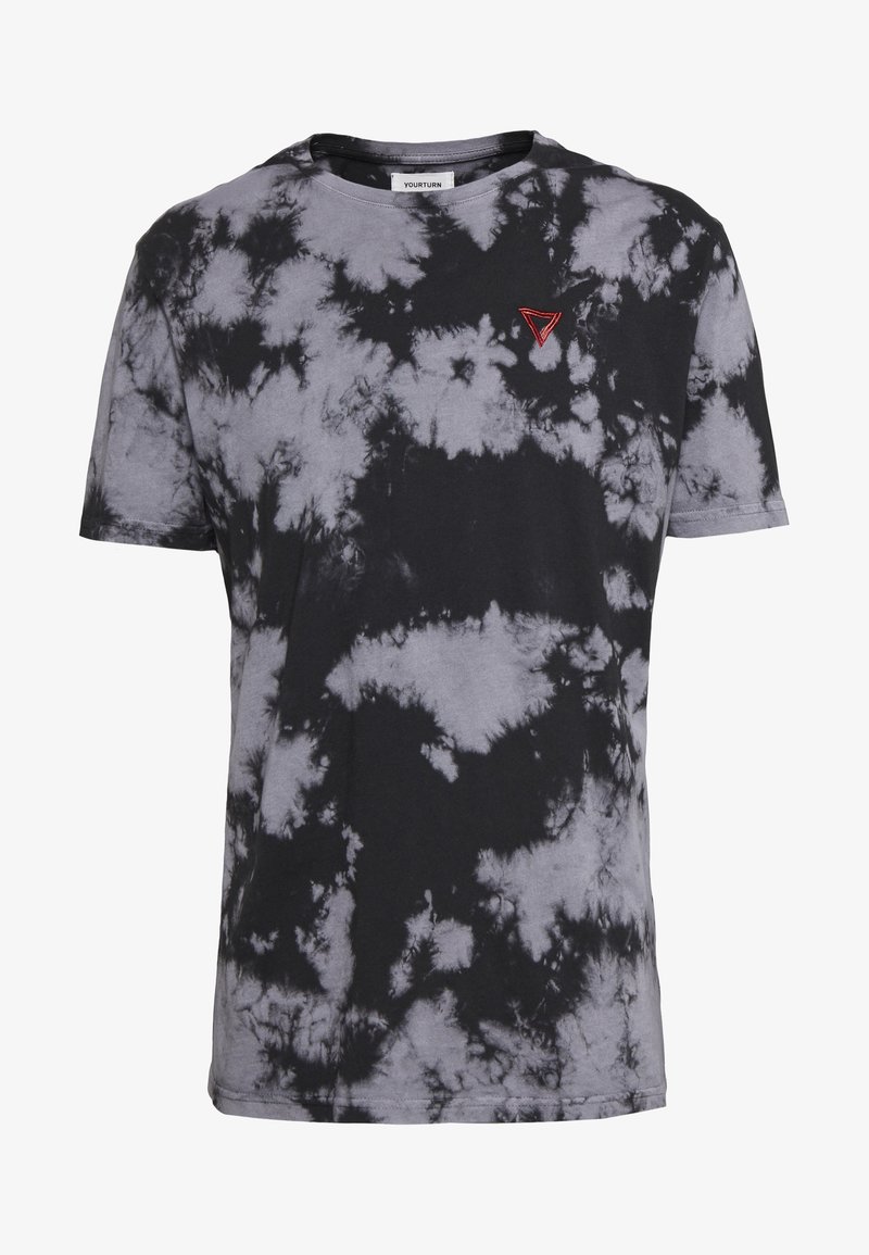 Czarny i szary T-shirt tie-dye wykonany z bawełny, z okrągłym dekoltem i małym czerwonym trójkątnym logo na lewej piersi.