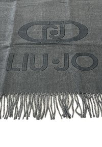 Grijze sjaal van zacht materiaal met een gestructureerd oppervlak, voorzien van het logo "LIU·JO" en met franjes aan de randen.