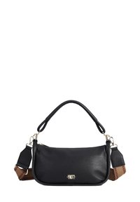 Borsa in pelle nera con forma curvata, accessori in tonalità oro e tracolla regolabile con motivo. Presenta una chiusura con zip e un dettaglio con logo.