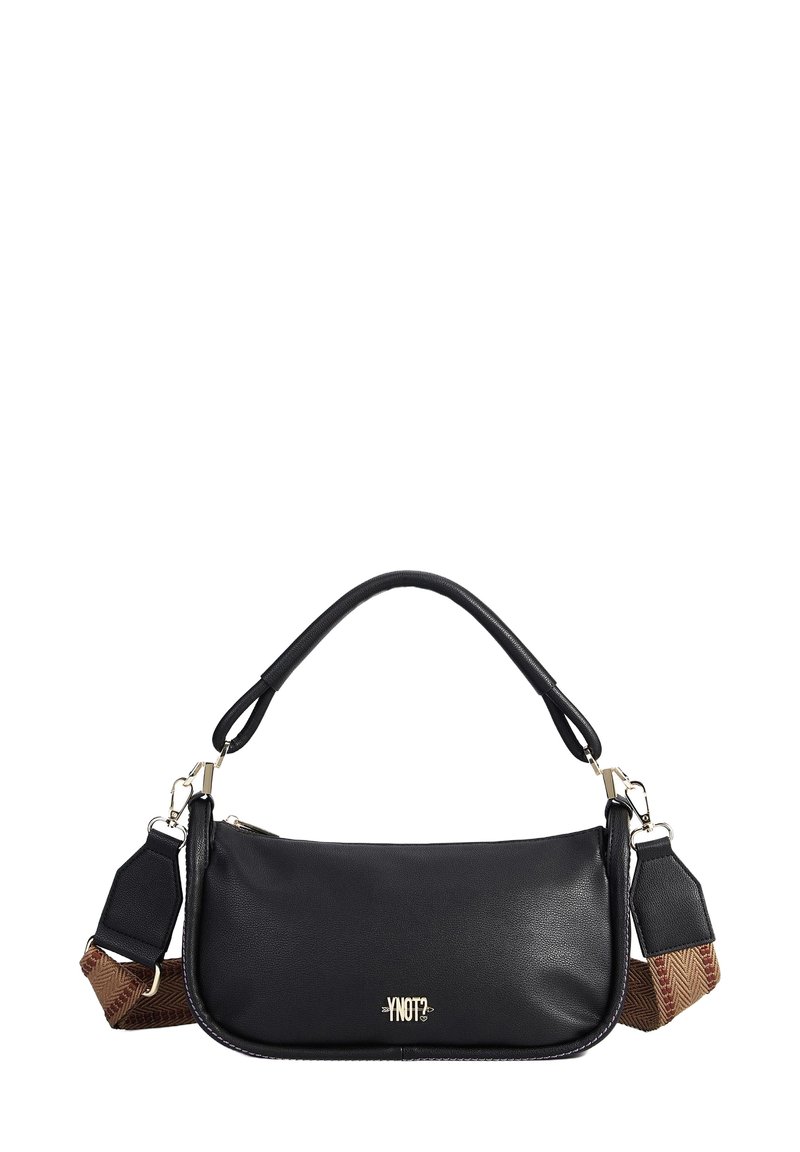 Borsa in pelle nera con forma curvata, accessori in tonalità oro e tracolla regolabile con motivo. Presenta una chiusura con zip e un dettaglio con logo.