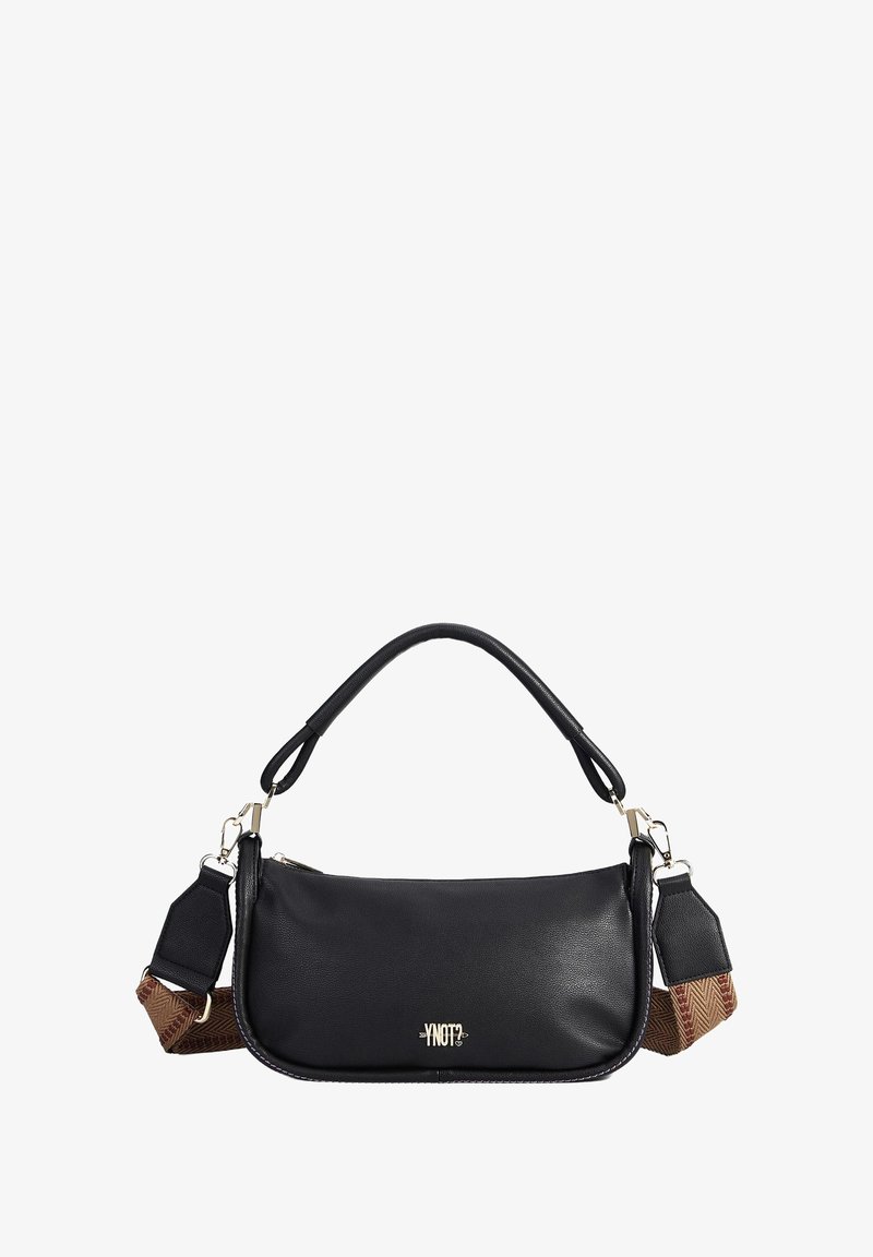 Borsa in pelle nera con forma curvata, accessori in tonalità oro e tracolla regolabile con motivo. Presenta una chiusura con zip e un dettaglio con logo.