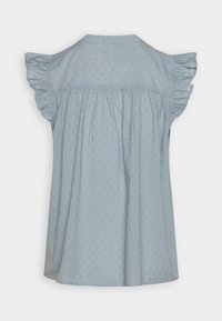 Blusa di cotone blu con maniche corte a volant, schiena arricciata e un sottile motivo a trama in un tessuto leggero e traspirante.