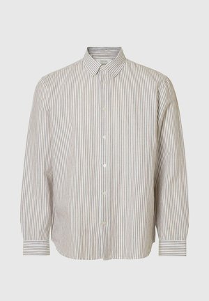 Chemise à manches longues, boutonnée, avec de fines rayures verticales beige et blanches, col classique et poignets boutonnés, présentée sur un fond uni.