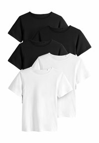 Fünf grundlegende T-Shirts enthalten: zwei weiße und drei schwarze. Kurze Ärmel, runde Ausschnitte. Glatte Stoffe, keine sichtbaren Muster oder Verzierungen.