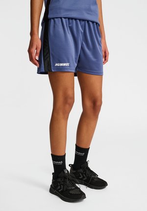 Blå sportshorts lavet af letvægtsstof, med sorte sidepaneler, elastisk talje og et hvidt logo på fronten.