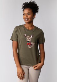 Olijfgroene t-shirt met een ontwerp met korte mouwen, met een geborduurde hert met een rode strik. Zachte stof met een casual pasvorm.