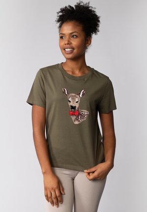 Olijfgroene t-shirt met een ontwerp met korte mouwen, met een geborduurde hert met een rode strik. Zachte stof met een casual pasvorm.