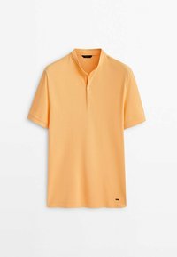 Kurzärmliges Poloshirt aus weichem, orangefarbenem Stoff. Hat ein kragenloses Design mit einem Zweiknopfverschluss und einem kleinen Logo am Saum.