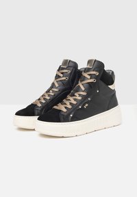 Czarne sneakersy typu high-top wykonane ze skóry i zamszu, z beżowymi sznurówkami, metalicznymi akcentami oraz teksturowaną białą podeszwą platformową.