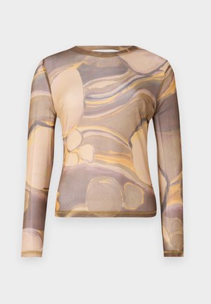 Haut à manches longues en tissu transparent avec un motif abstrait marron et beige agrémenté de touches de jaune. Encolure ronde et silhouette ajustée.