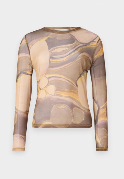Langärmeliges Oberteil aus durchscheinendem Stoff mit einem braun-beigen abstrakten Muster und gelben Akzenten. Rundhalsausschnitt und taillierte Silhouette.
