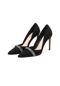 Tacchi alti in suede nero con punte affusolate e una banda di accento argentato metallico sulla parte frontale. Tacchi a stiletto sottili e rivestimento interno liscio.