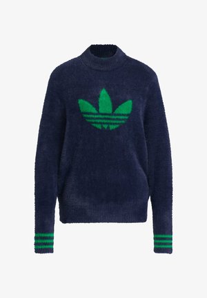 Jūros navy spalvos pūkuotas megztinis su žalia trefoil logo, žaliais raštais ant rankogalių ir aukštu apykakle. Minkšta tekstūra ir laisvas siluetas.