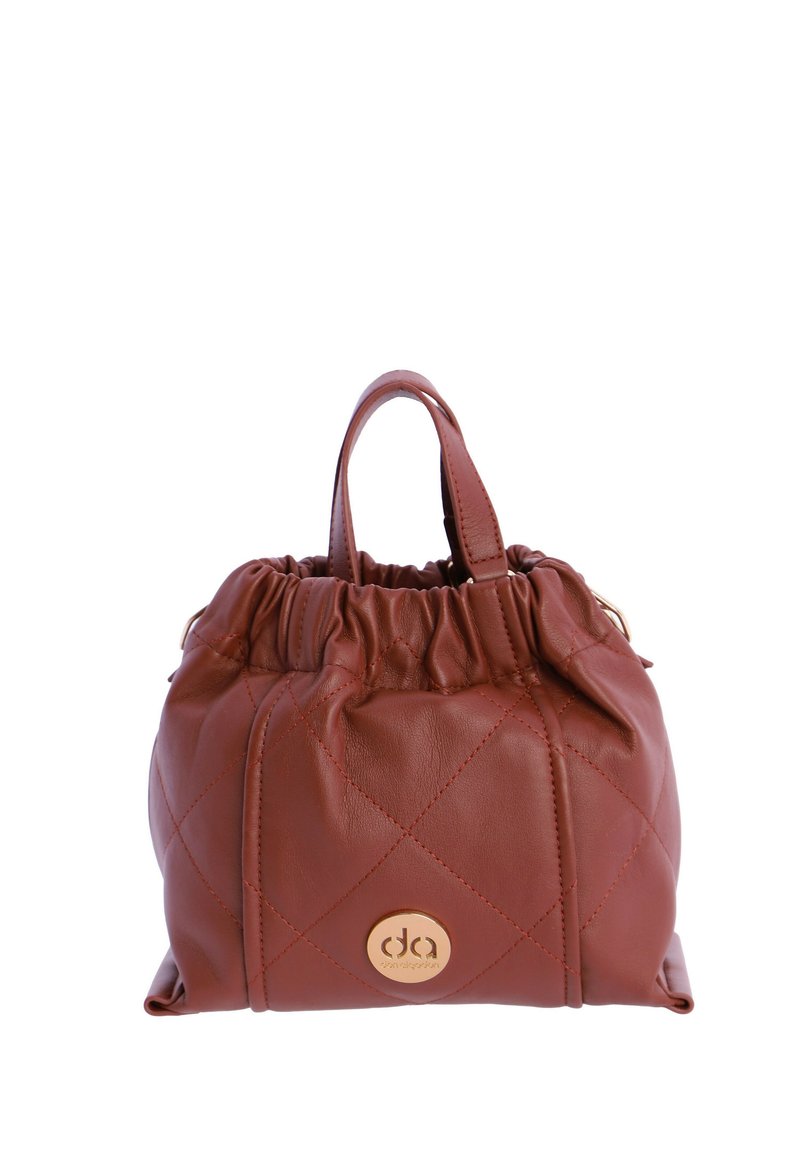 Bolso de mano de cuero marrón acolchado con parte superior fruncida, asas cortas y un logo circular dorado en la parte frontal. Textura suave con bordes redondeados.