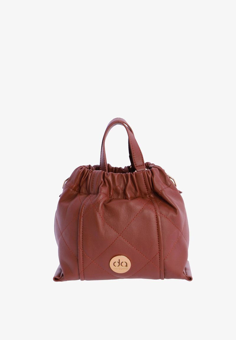 Bolso de mano de cuero marrón acolchado con parte superior fruncida, asas cortas y un logo circular dorado en la parte frontal. Textura suave con bordes redondeados.