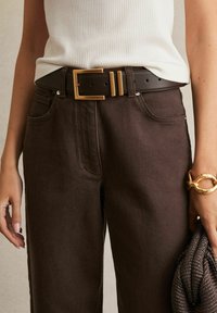 Reiss REGULAR FIT - SELIN MID-RISE - Tiesaus kirpimo džinsai - chocolate