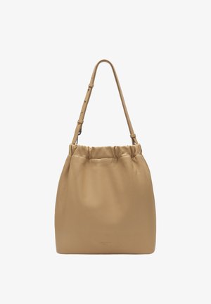 Borsa a secchiello in pelle beige con tracolla regolabile e dettaglio arricciato sulla parte superiore.