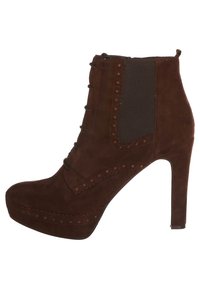 Botín de ante marrón con tacón alto, cordones delanteros, paneles elásticos laterales y perforaciones decorativas en el empeine y los laterales.