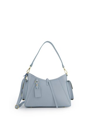 Sac à main en cuir bleu clair avec deux poches latérales, une poignée supérieure, une bandoulière amovible et une petite étiquette suspendue à l'avant.