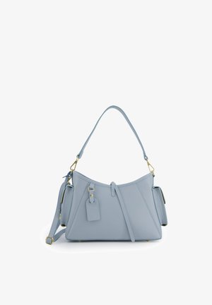 Sac à main en cuir bleu clair avec deux poches latérales, une poignée supérieure, une bandoulière amovible et une petite étiquette suspendue à l'avant.