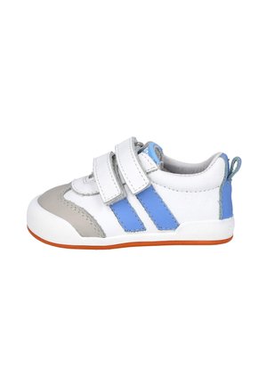 Zapatilla para niño pequeño en blanco y azul, con dos correas de velcro, punta gris, suela naranja y una pestaña en el talón sobre un fondo blanco.