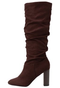 Brun mockaimara knähöga stövlar med en slapp design, spetsig tå och en kraftig trähäl. Har en mjuk textur och inga synliga dekorationer.