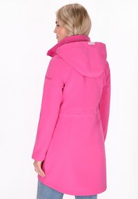 Fuksia pehmeäkuorinen takki, jossa on huppu, vyötärö kiristetty ja pitkät hihat. Ominaisuuksiin kuuluu sileä rakenne ja hienovarainen brändäys olkapäässä.