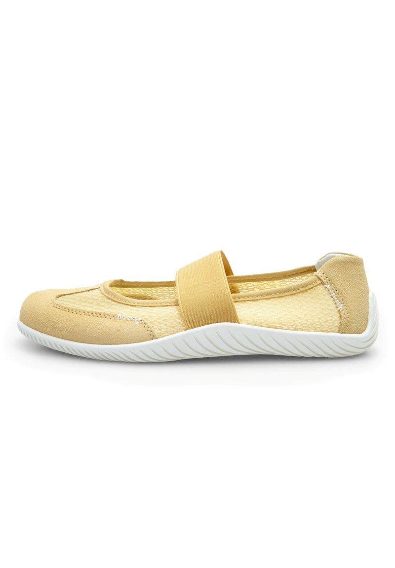 Scarpa sportiva gialla senza lacci con lati in rete, suola imbottita e una fascia elastica sulla parte superiore per una vestibilità sicura.