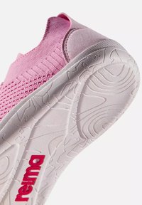 Baskets basses en tricot rose avec une semelle blanche texturée arborant le logo « reima » en rouge sur le côté.